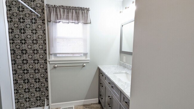 Building Photo - 614 E Sunset Dr