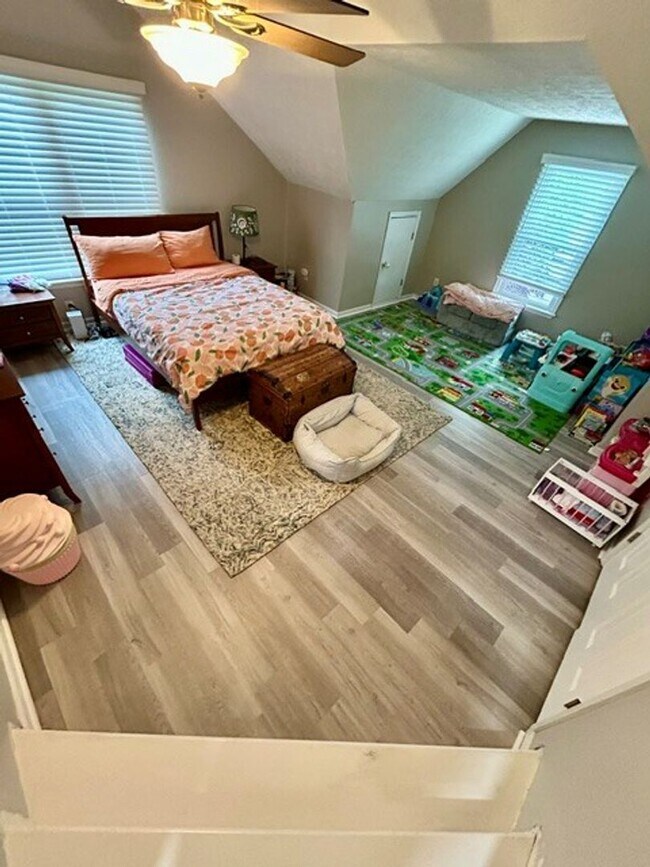 Building Photo - CHARMING HOME IN HIGHLY SOUGHT AFTER NEIGHBORHOOD.