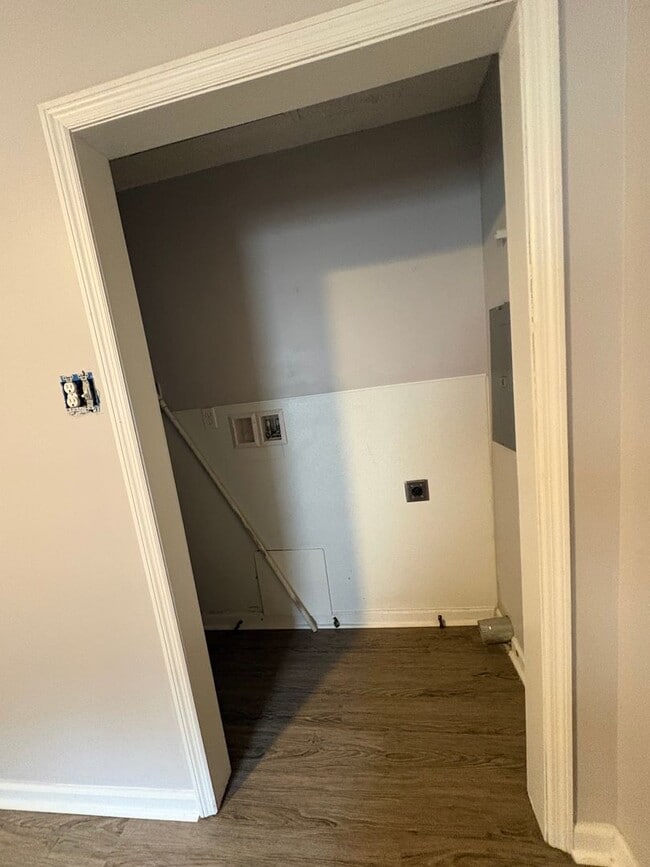 Building Photo - 2 bedroom 1 Bath Apartment