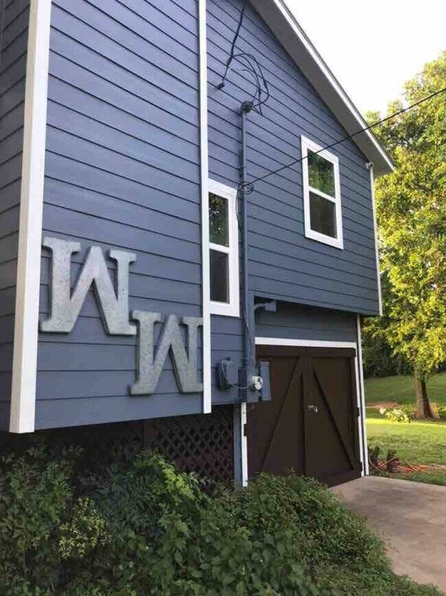 Building Photo - 123 Nicole Ln