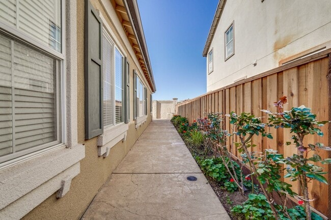Building Photo - Spacious 3 Bedroom, 2 Bathroom Home with D...