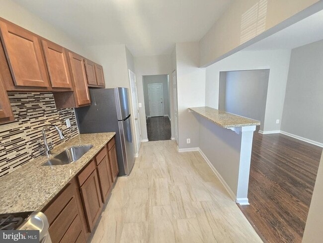 Building Photo - 3 Bedroom 2 Bathroom Townhome