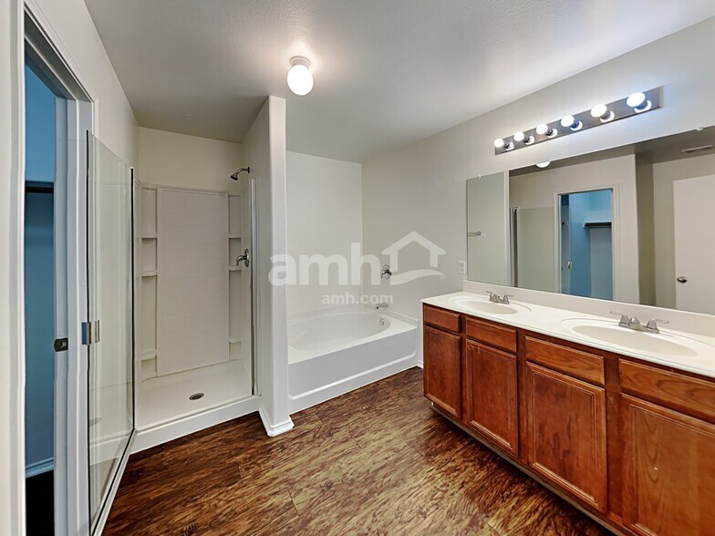 Building Photo - 742 Mission Ln