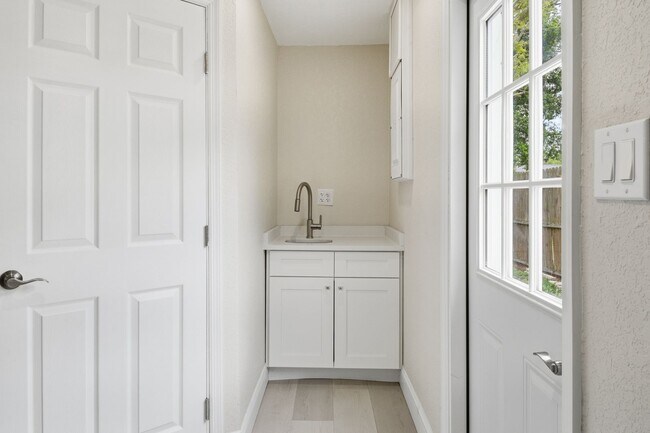 Building Photo - Renovated Home near downtown New Port Richey