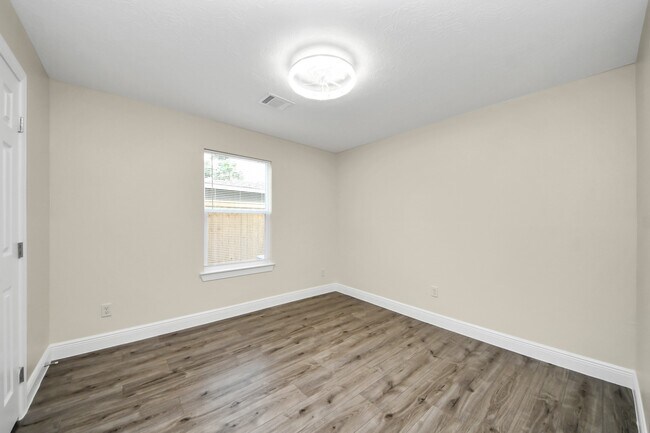 Building Photo - 7066 Villa Dr