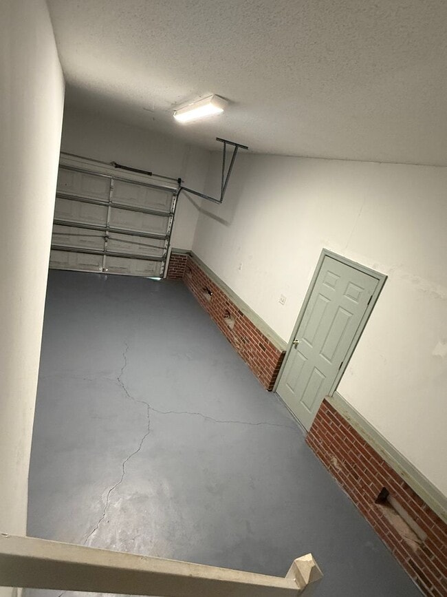 Building Photo - Country Charm