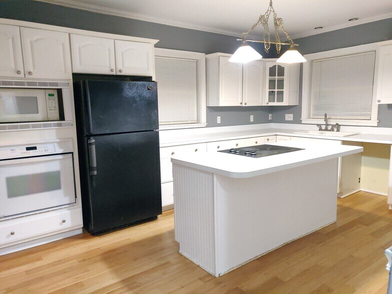 Kitchen p1 - 225 S Main Ave