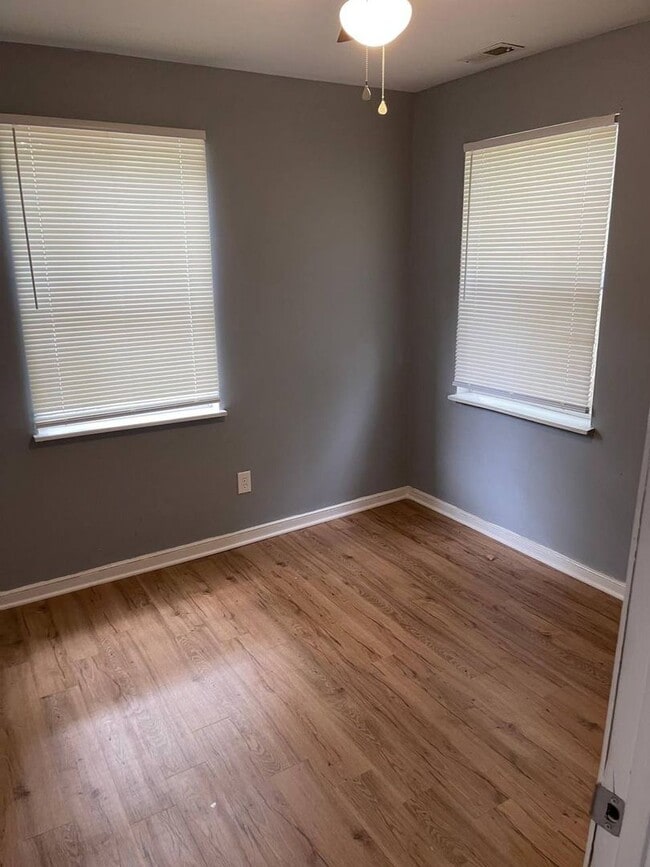 Building Photo - Spacious 3 Bedroom, 1 Bathroom House on quiet street