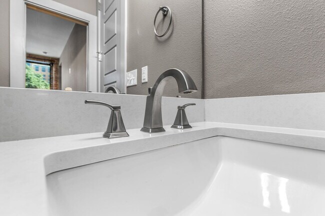 Building Photo - 901 9th St