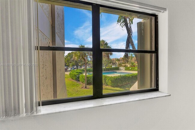 Building Photo - 230 Lakeview Dr