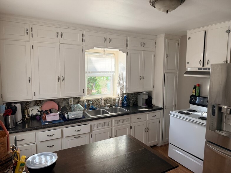 Building Photo - 412 6th Ave