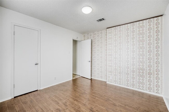 Building Photo - 6601 Skycrest Dr