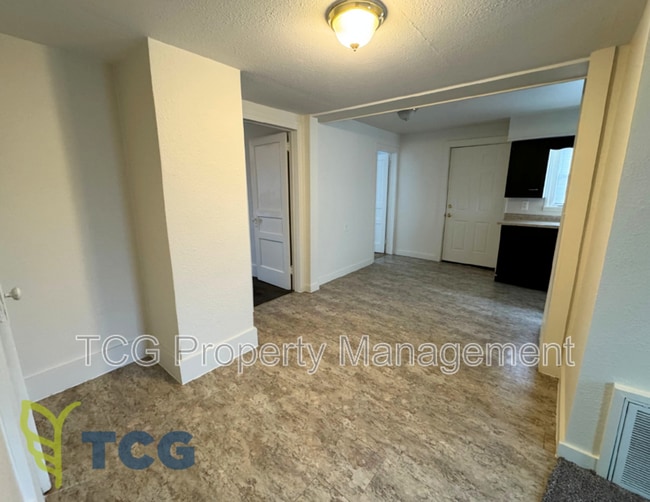 Building Photo - 227 Creve Coeur St