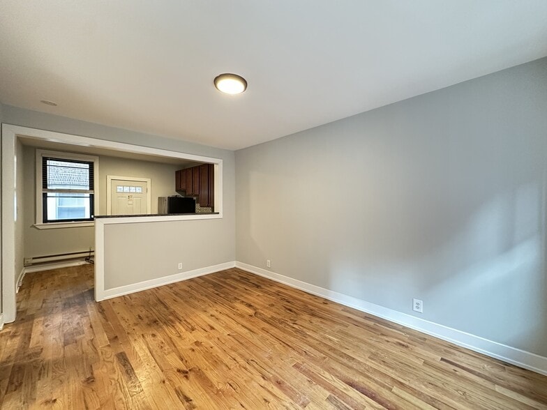 Building Photo - 4410 N Wolcott Ave