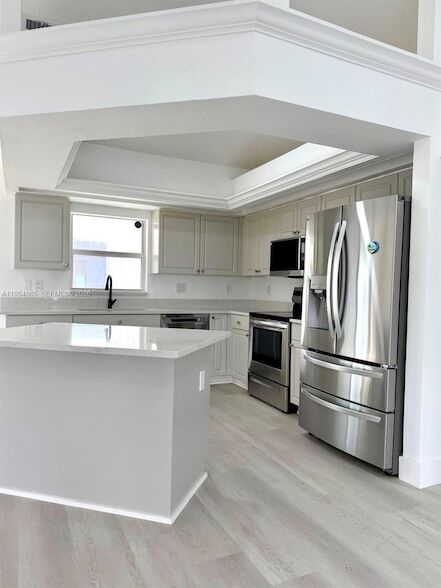 Building Photo - 142 SW 34th Pl