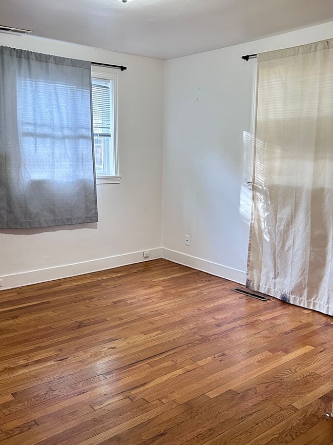 Building Photo - Calm 2 Bedroom, 2 Bath near Cheyenne Canyon