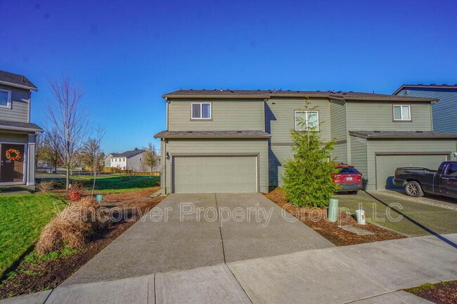 Building Photo - 2001 NE 4 Seasons Ln