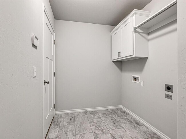 Building Photo - 623 Hackberry Ln