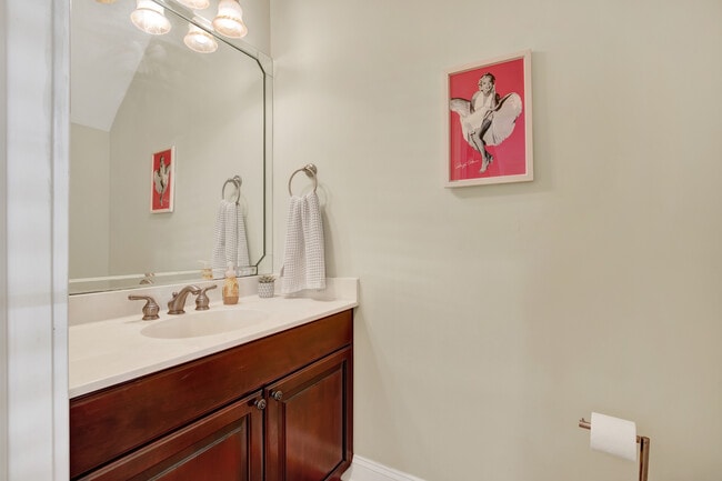 Building Photo - 407 E Hull St