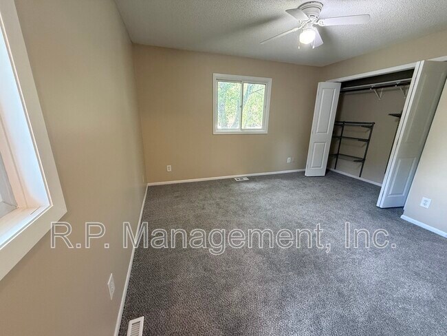 Building Photo - 555 Lake Cove Ct