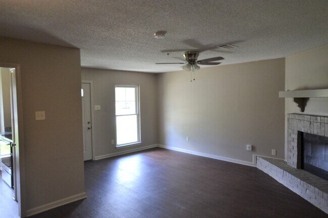 Building Photo - Charming 3 bedroom Duplex Conveniently Loc...