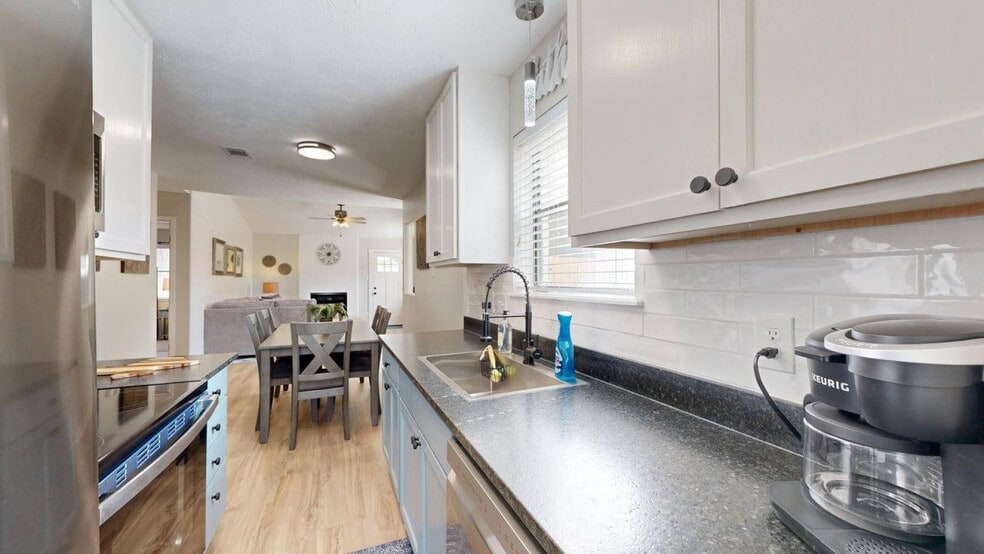 Building Photo - 608 Navarro Dr