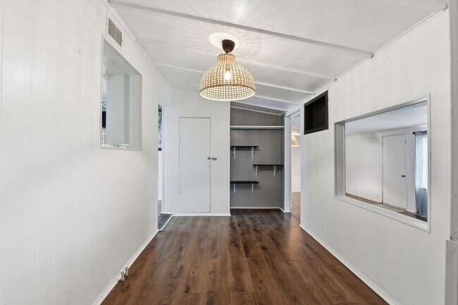 Building Photo - Great in Granbury