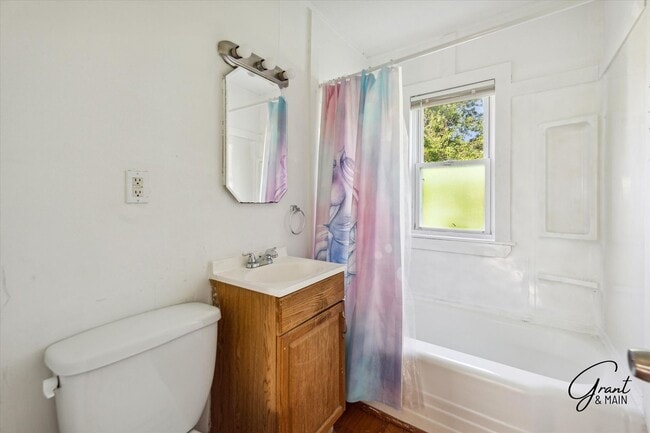 Building Photo - $1075month - 2 Bed 1 Bath in Roseville