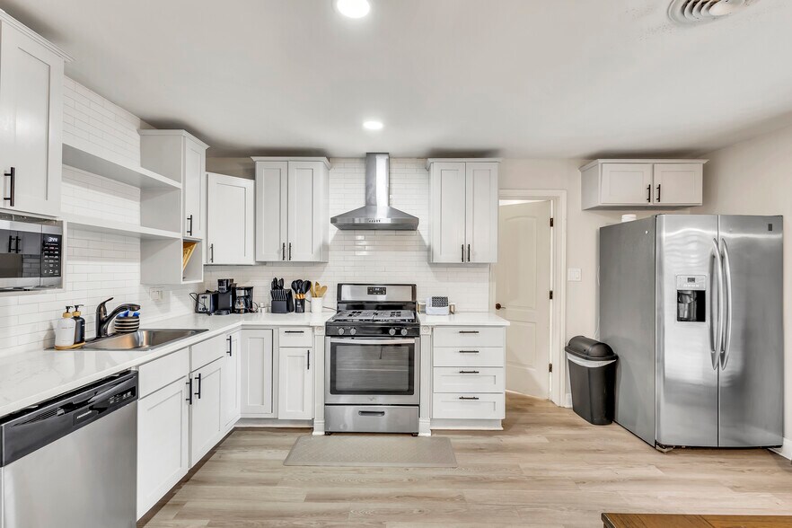 Building Photo - 4603 Lennox Dr