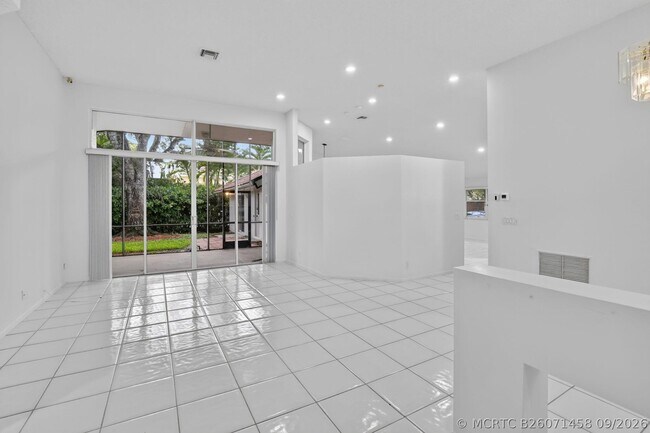 Building Photo - 924 Spoonbill Cir
