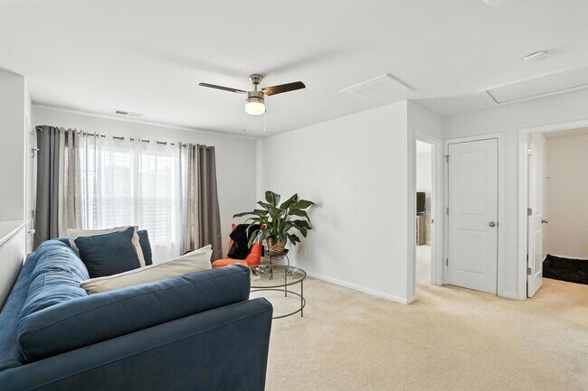 Building Photo - Beautifully Maintained 3-Bedroom Home with...