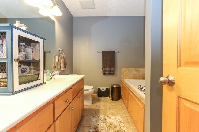 Building Photo - 1715 Fox Run
