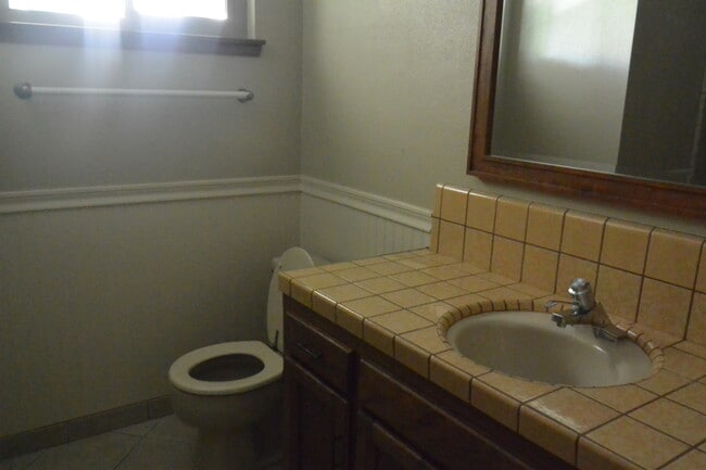 Building Photo - 1933 S Royal Oaks Dr