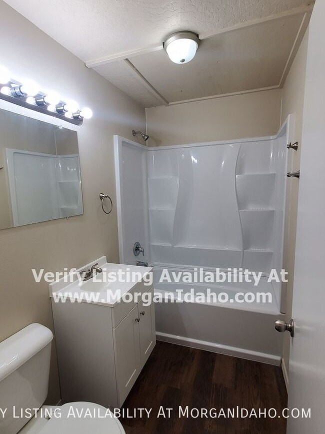 Building Photo - 516 18th Ave N