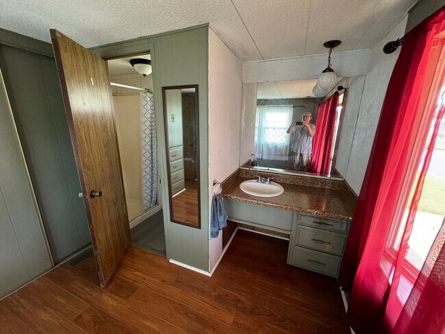 Building Photo - 2929 Saralake Dr S