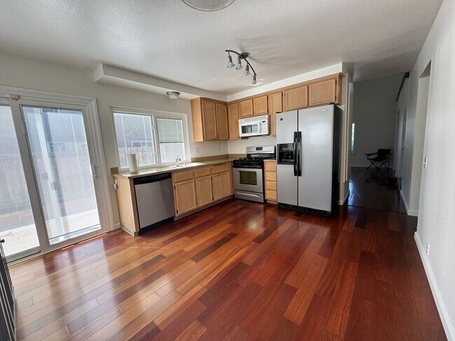 Building Photo - Beautiful bright townhome in Tierrasanta