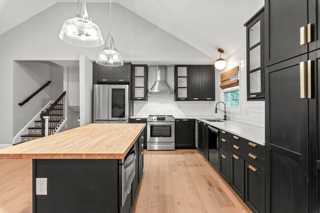 Building Photo - 3800 Terrebonne Ct