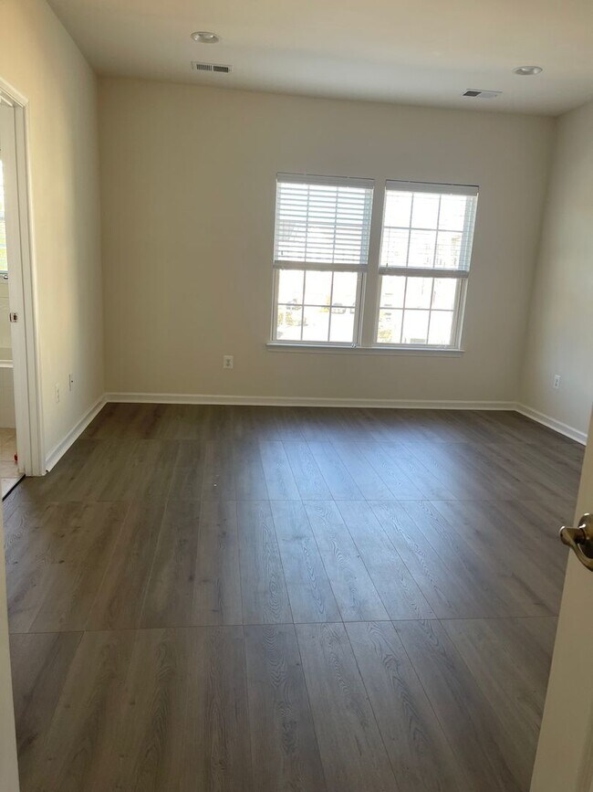 Building Photo - THREE LEVEL TOWNHOUSE WITH 2 CAR GARAGE