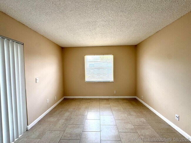 Building Photo - 900 Normandy Ln