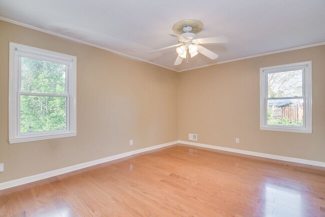 Building Photo - Great Location 4 Bedroom