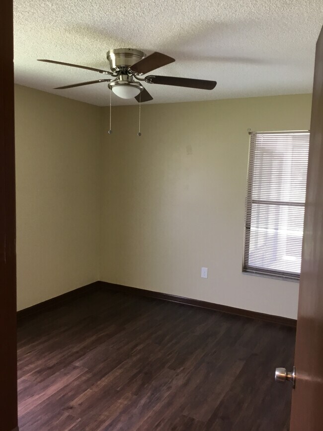 Building Photo - 5 Pine Ct Dr