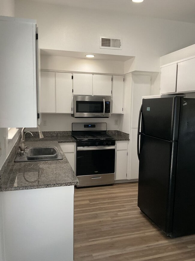 Building Photo - Chico 3 bed 2 bath home for rent, convenient location, neighborhood setting Garage, back yard