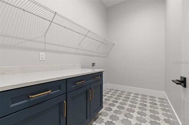 Building Photo - 222 N Hesperides St