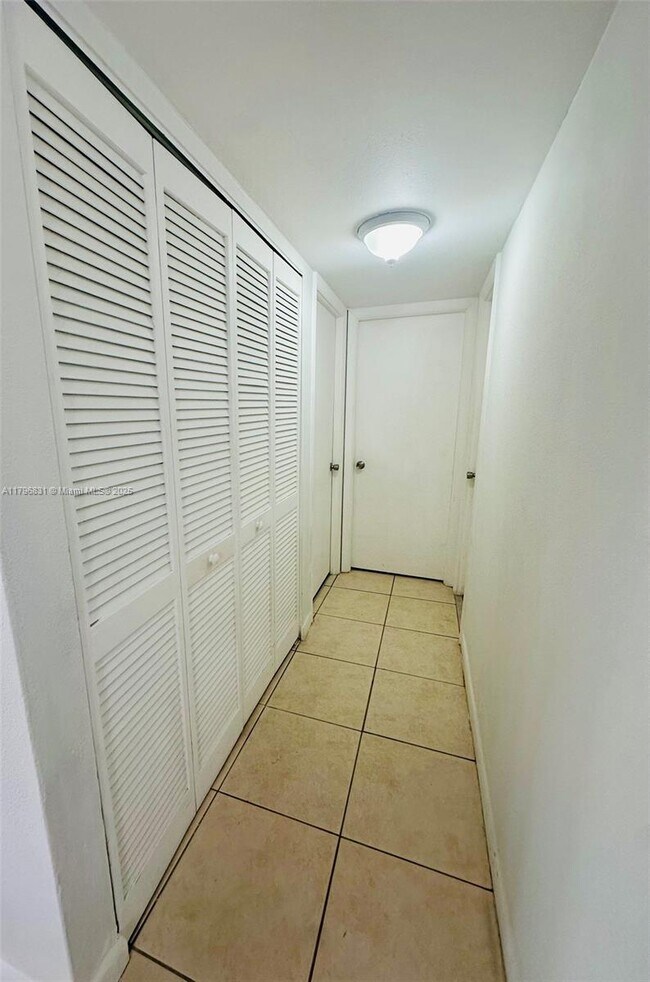 Building Photo - 9350 Fontainebleau Blvd