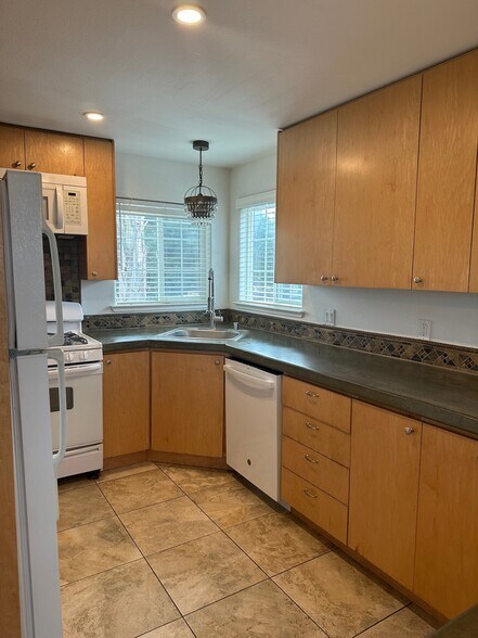Spacious kitchen - 2501 Rosedale Ave