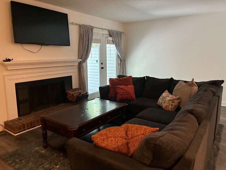 Building Photo - Room in Townhome on Willow Bridge Dr