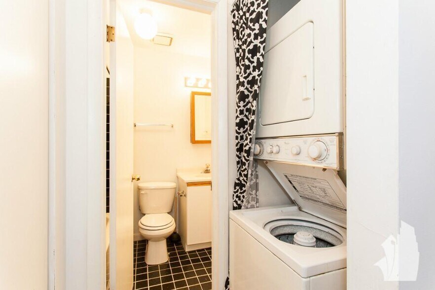 Building Photo - 2057 W Dickens Ave