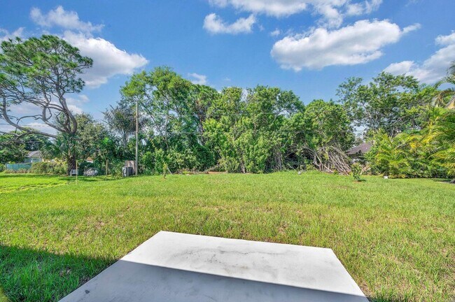 Building Photo - 574 NW Bayshore Blvd