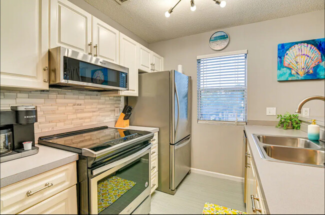 Full kitchen - 412 28th Ave N