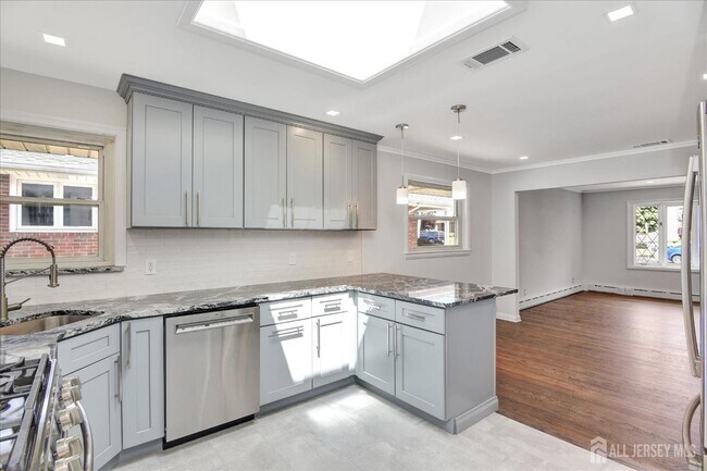 Building Photo - 5 Hilltop Ave